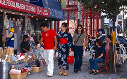 国道沿いの商店街